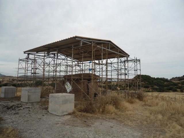 dolmen se opravuje